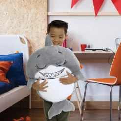 Happy Nappers Sovepose 137cm - Grå Hai -RainBoCorns butikk 118800 5 256605 h62090134